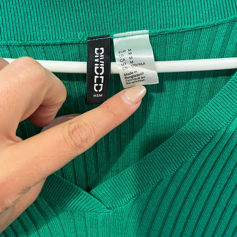 H&M Ribbed V-Neck Green Sweater Top - Picture 2 of 3